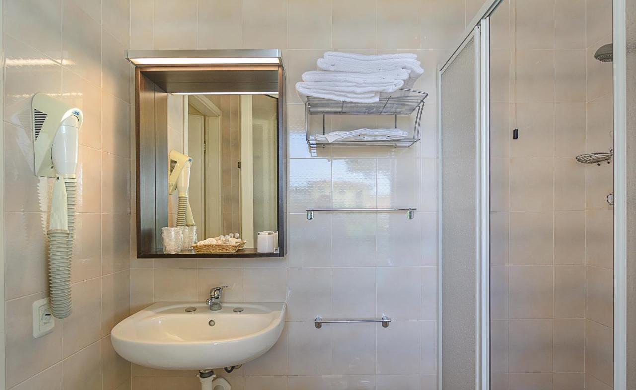 מרינה די פיאטרסנטה Hotel Apuana מראה חיצוני תמונה
