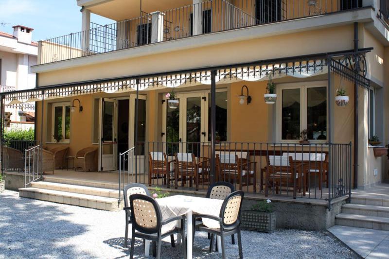 מרינה די פיאטרסנטה Hotel Apuana מראה חיצוני תמונה