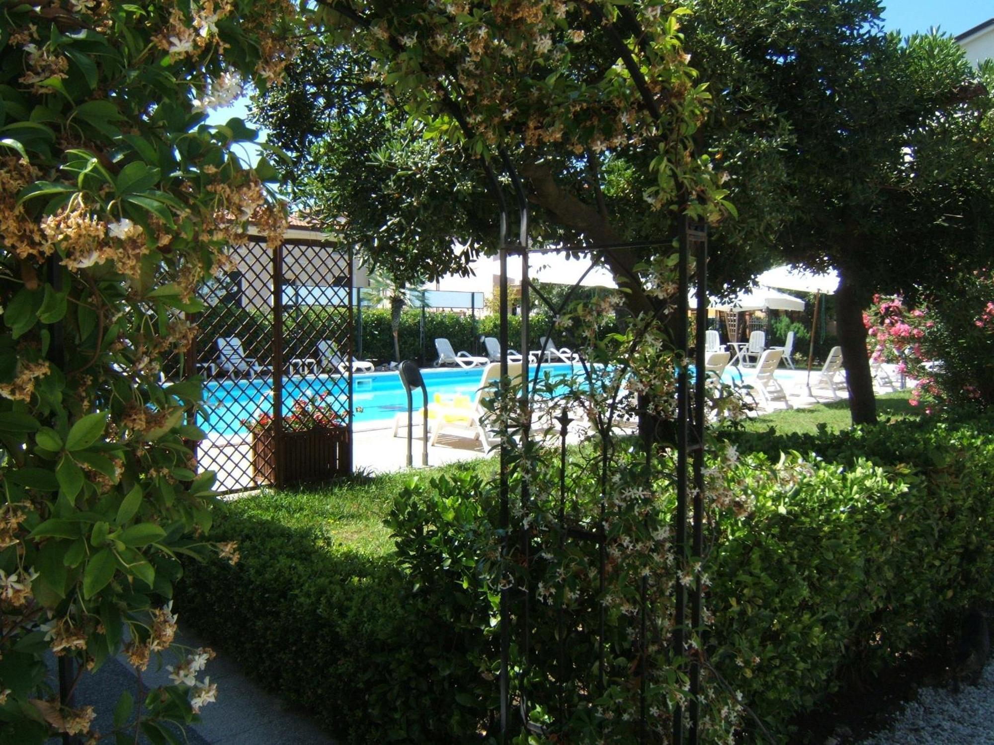 מרינה די פיאטרסנטה Hotel Apuana מראה חיצוני תמונה