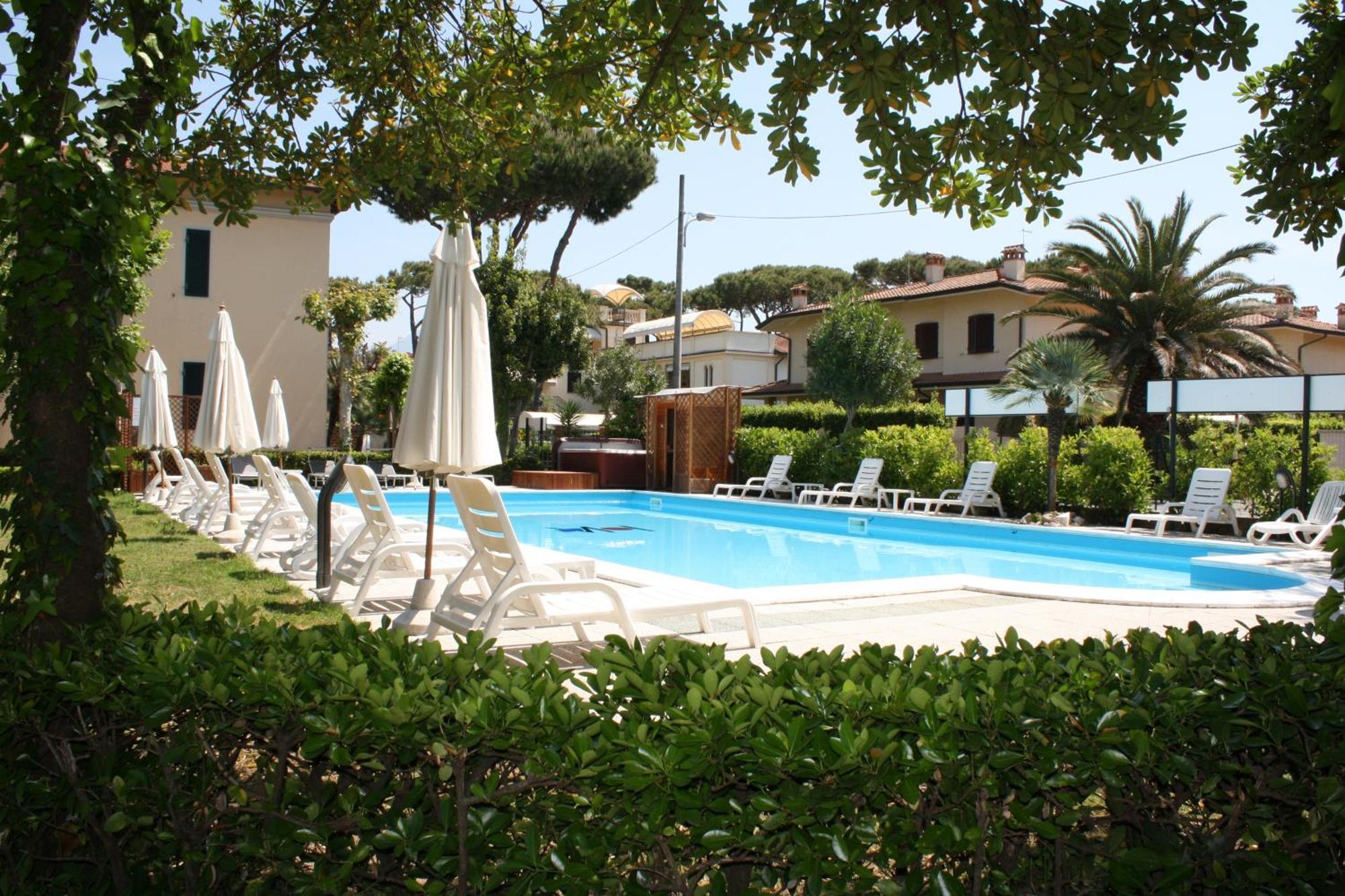 מרינה די פיאטרסנטה Hotel Apuana מראה חיצוני תמונה