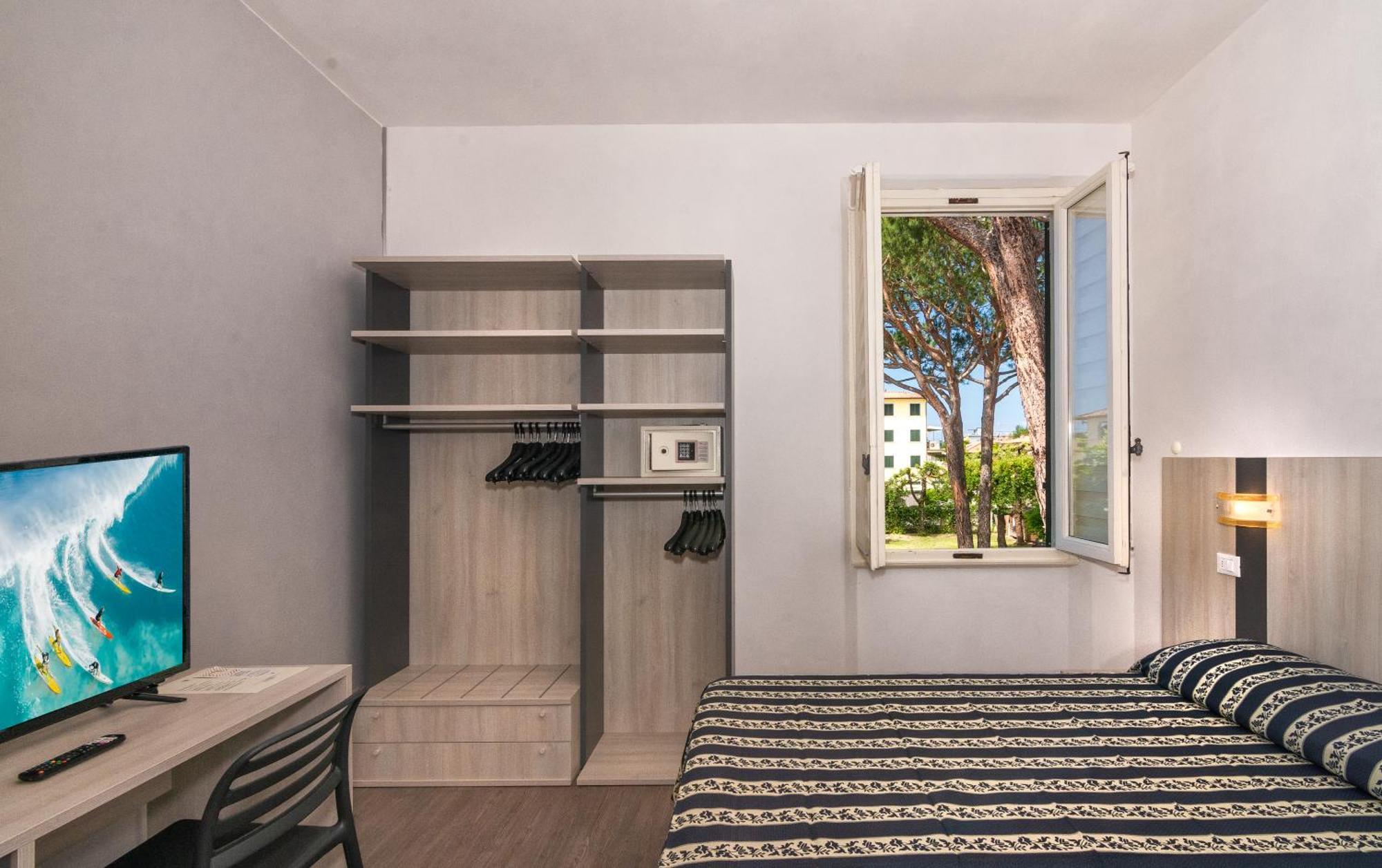 מרינה די פיאטרסנטה Hotel Apuana מראה חיצוני תמונה