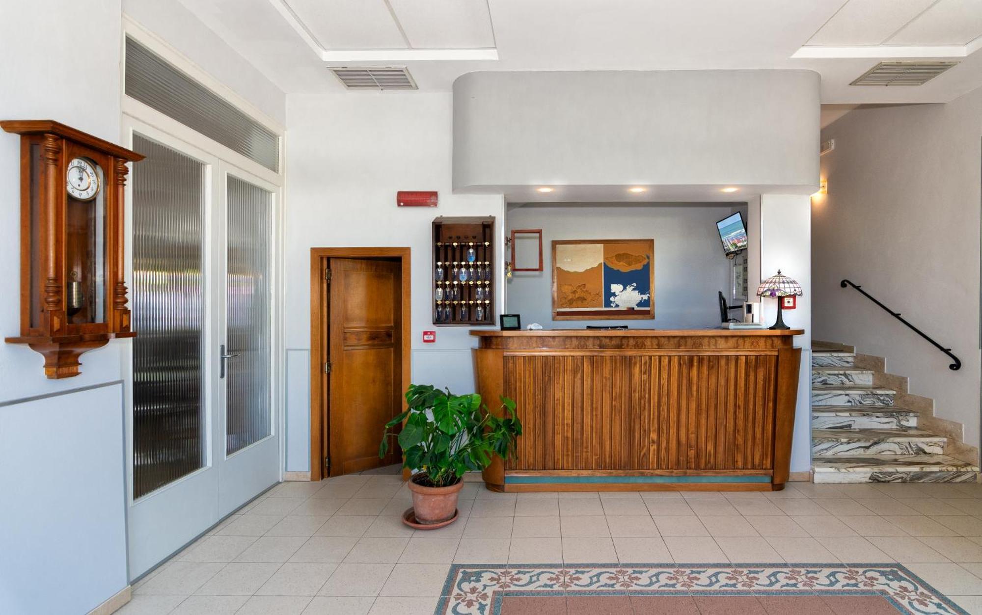 מרינה די פיאטרסנטה Hotel Apuana מראה חיצוני תמונה