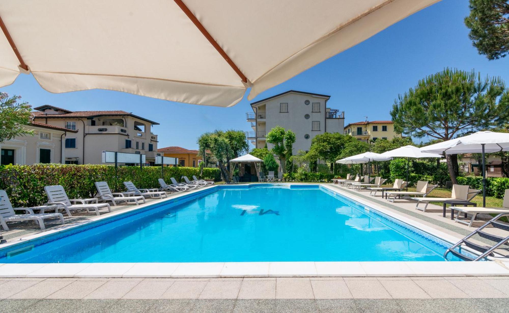 מרינה די פיאטרסנטה Hotel Apuana מראה חיצוני תמונה