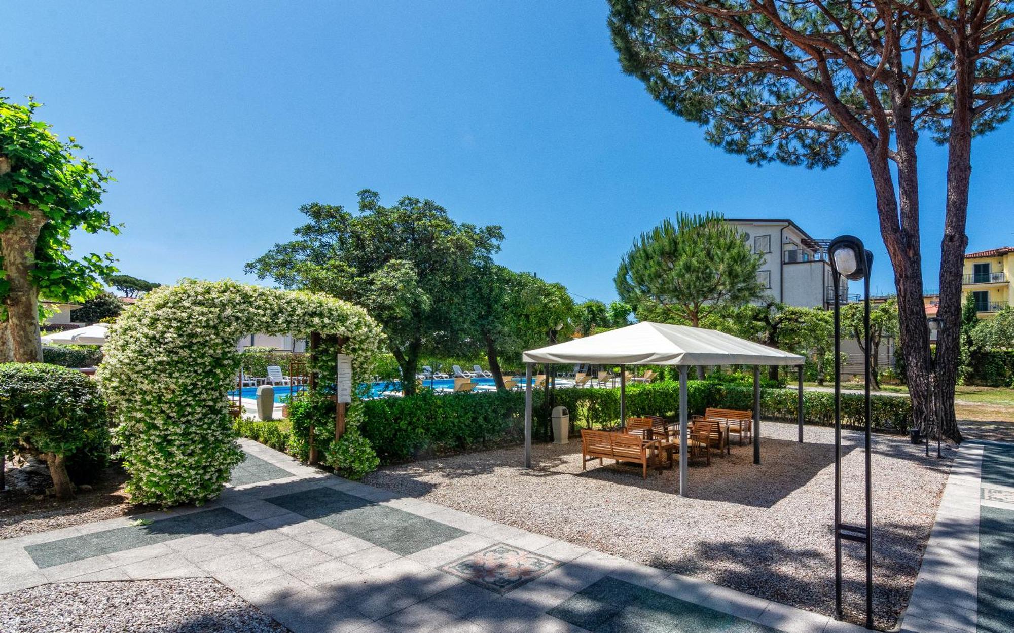 מרינה די פיאטרסנטה Hotel Apuana מראה חיצוני תמונה