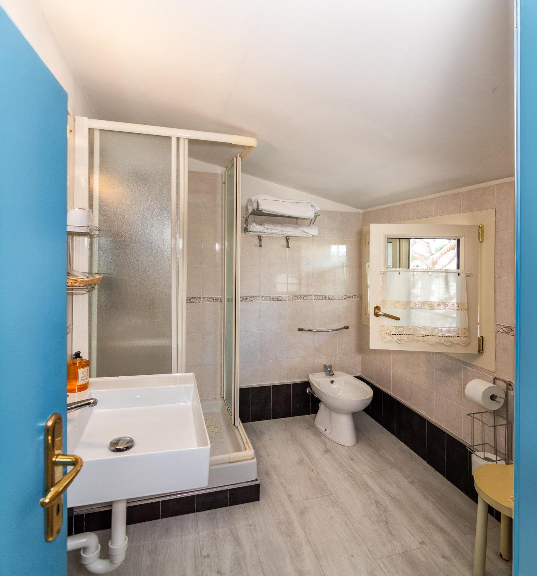 מרינה די פיאטרסנטה Hotel Apuana מראה חיצוני תמונה