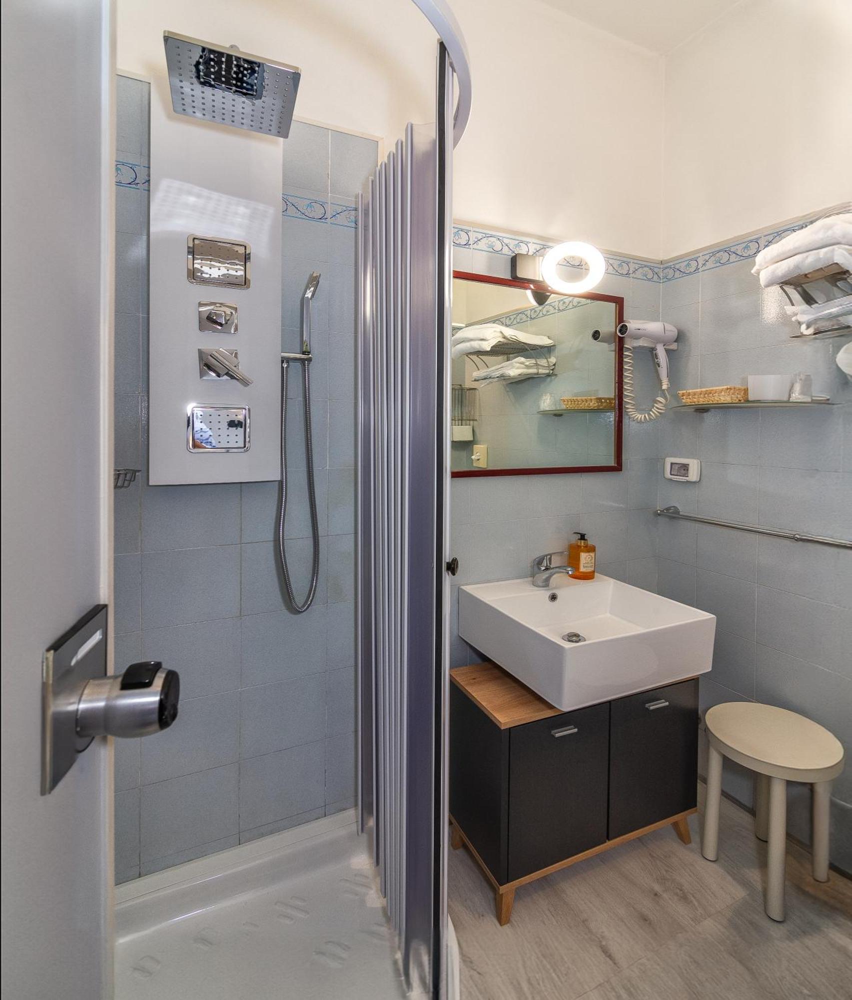 מרינה די פיאטרסנטה Hotel Apuana מראה חיצוני תמונה