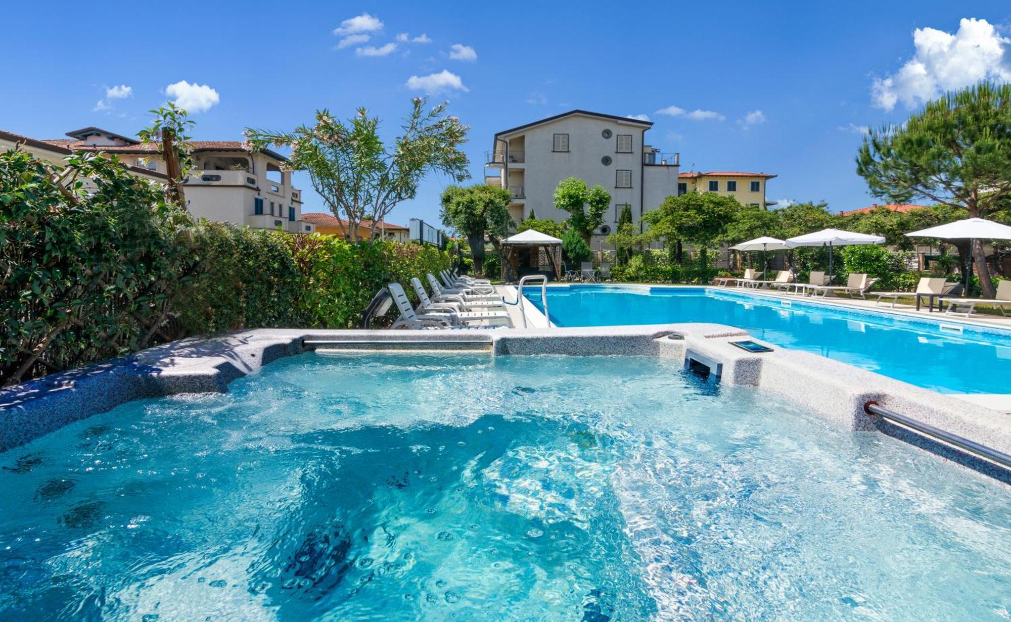 מרינה די פיאטרסנטה Hotel Apuana מראה חיצוני תמונה