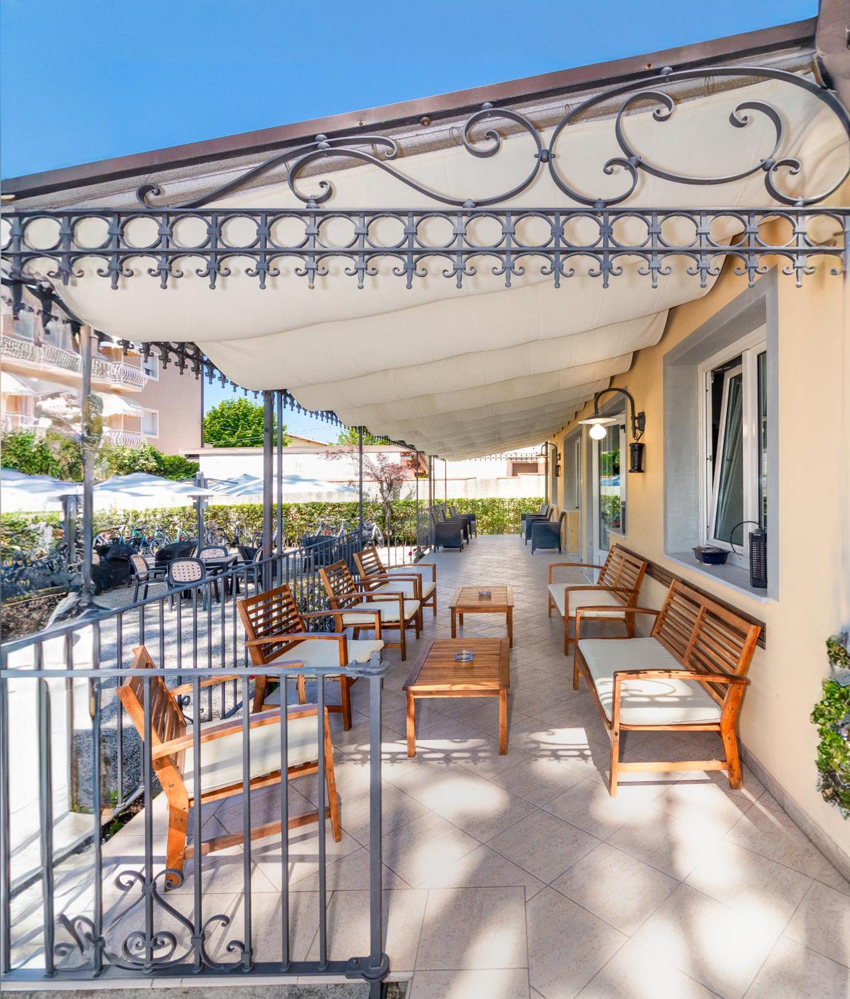 מרינה די פיאטרסנטה Hotel Apuana מראה חיצוני תמונה
