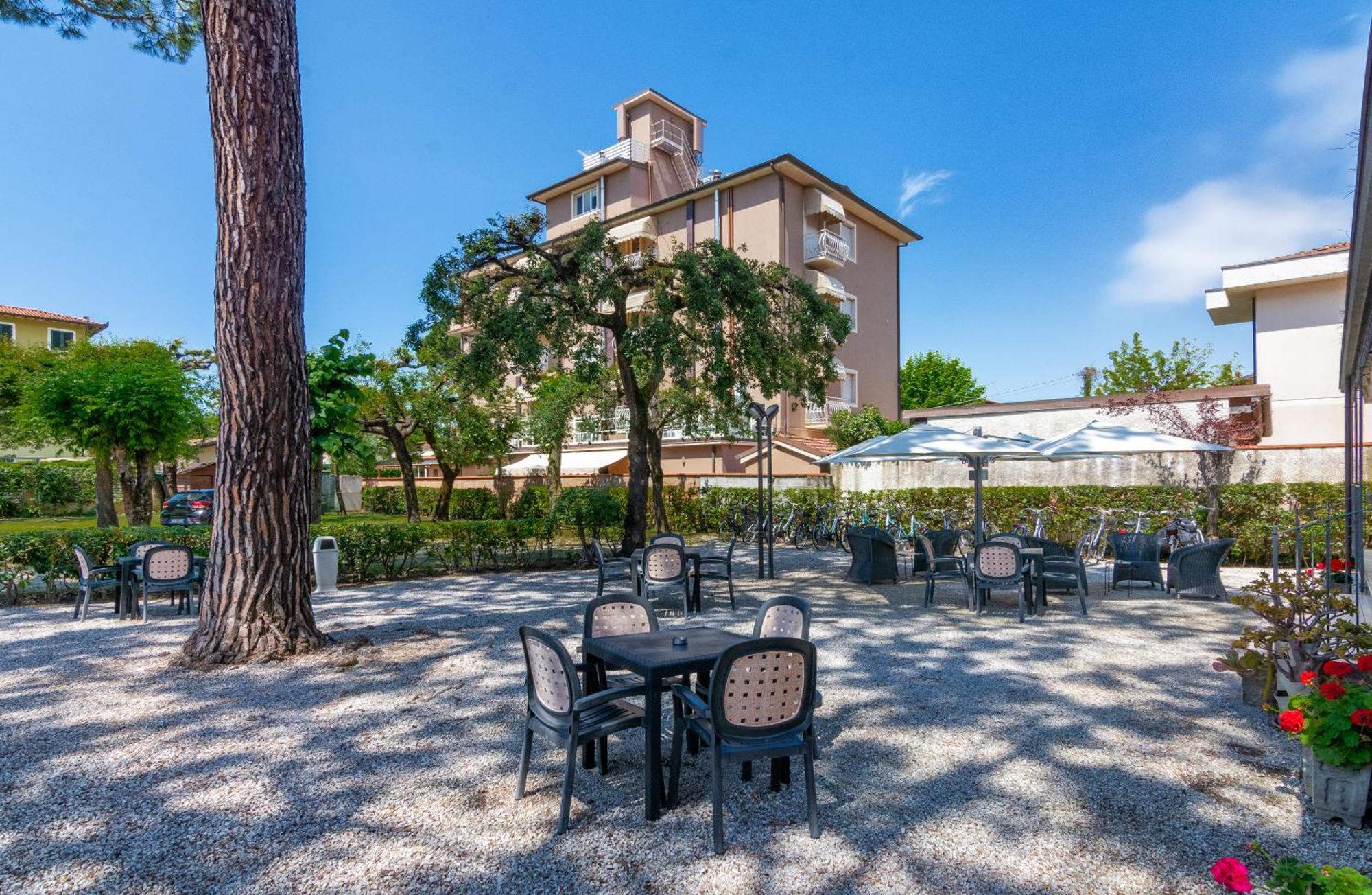 מרינה די פיאטרסנטה Hotel Apuana מראה חיצוני תמונה