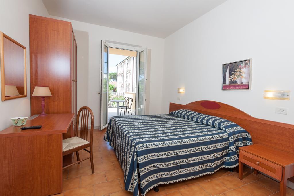 מרינה די פיאטרסנטה Hotel Apuana מראה חיצוני תמונה