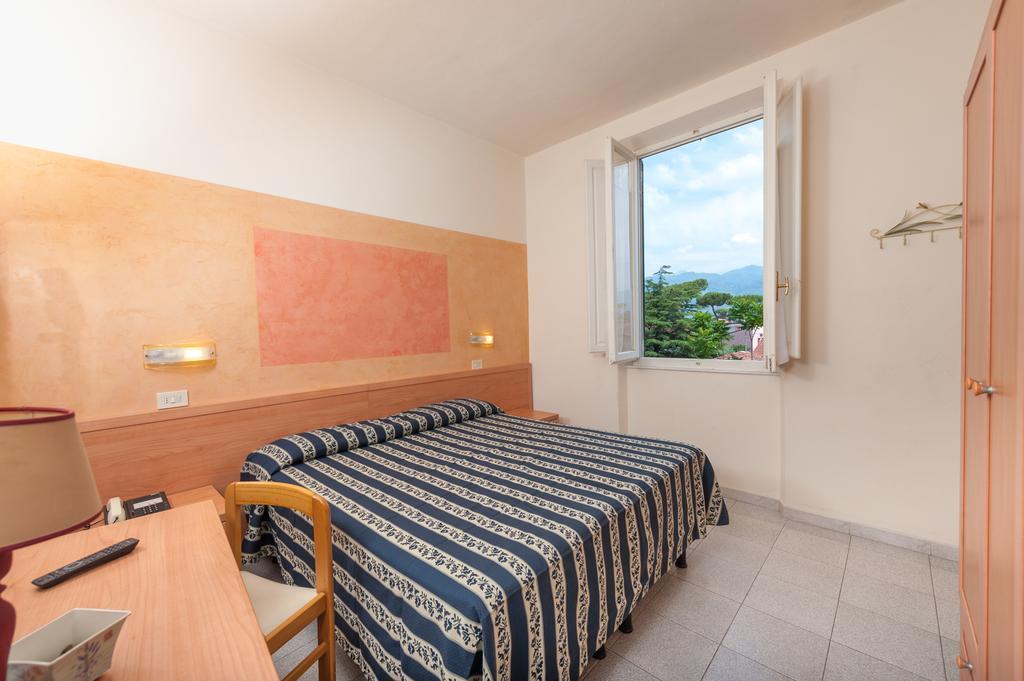 מרינה די פיאטרסנטה Hotel Apuana מראה חיצוני תמונה