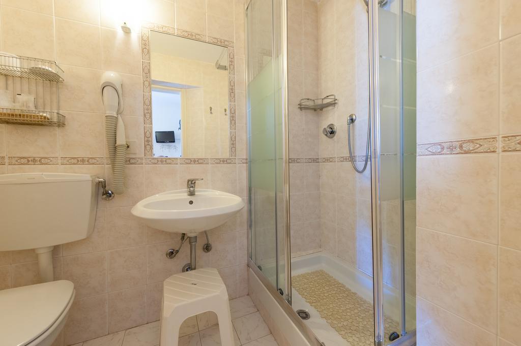 מרינה די פיאטרסנטה Hotel Apuana מראה חיצוני תמונה