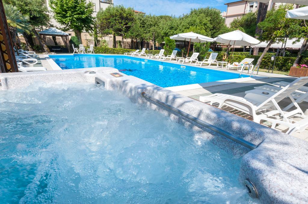 מרינה די פיאטרסנטה Hotel Apuana מראה חיצוני תמונה