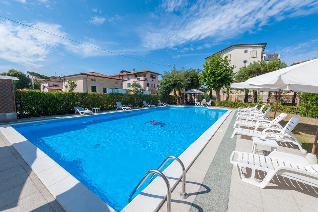 מרינה די פיאטרסנטה Hotel Apuana מראה חיצוני תמונה